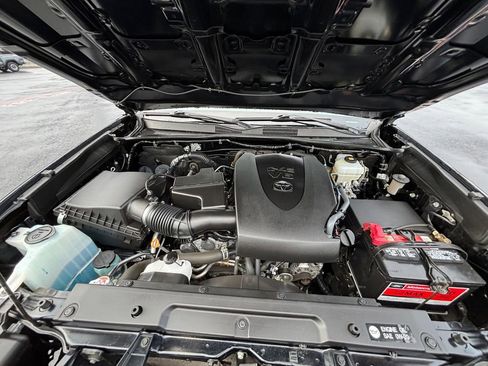 Used 2019 Toyota Tacoma TRD Off-Road w/ TRD Premium Off Road Package image 30