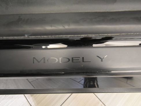 Used 2023 Tesla Model Y Long Range AWD/4WD image 13