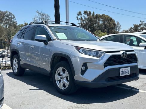 Used 2020 Toyota RAV4 XLE w/ Convenience Package FWD image 4