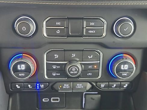 Used 2023 Chevrolet Suburban Premier AWD/4WD image 36