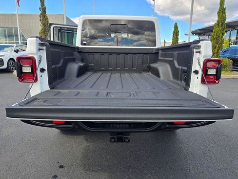 Used 2024 Jeep Gladiator Rubicon AWD/4WD image 13