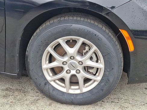 Used 2024 Chrysler Pacifica Touring-L image 8