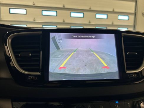 Used 2023 Chrysler Pacifica Touring-L FWD image 22