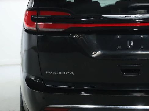 Used 2023 Chrysler Pacifica Touring-L image 43
