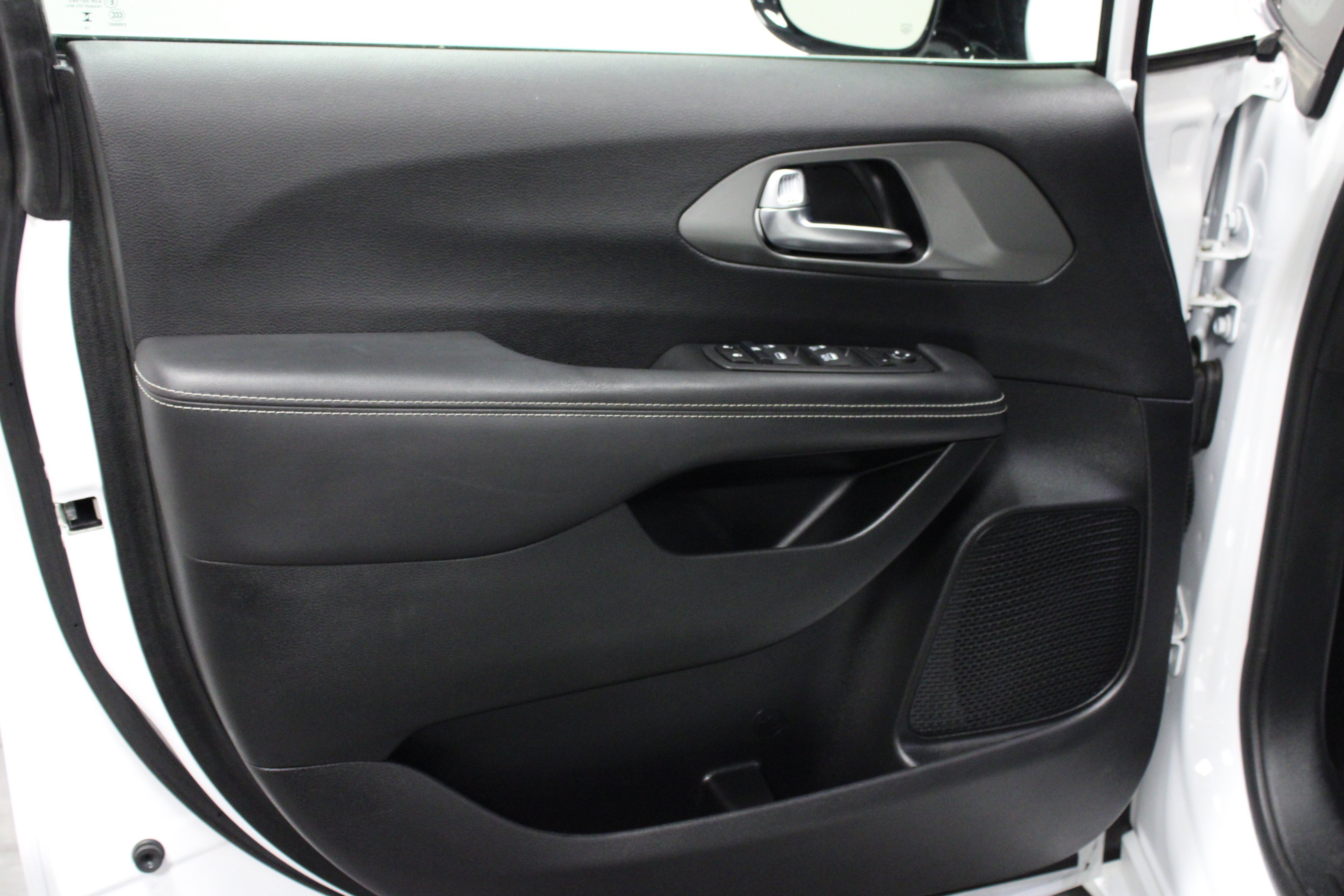 Used 2025 Chrysler Voyager LX FWD image 11