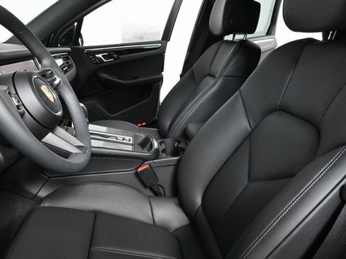 Certified 2025 Porsche Macan image 5