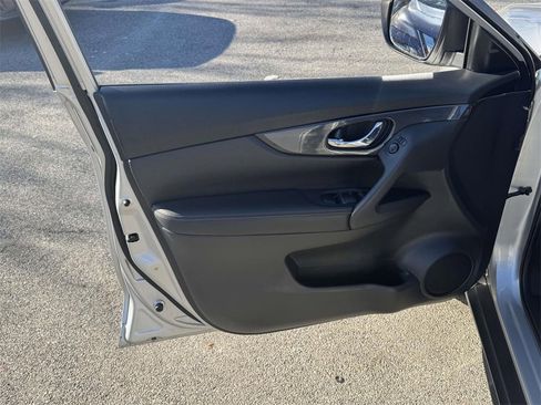 Used 2020 Nissan Rogue SV image 14