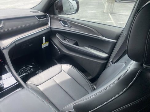 New 2025 Jeep Grand Cherokee L Limited w/ Luxury Tech Group II image 39