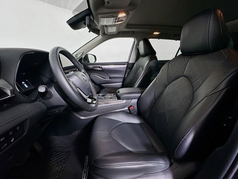 Used 2024 Toyota Highlander Platinum image 13
