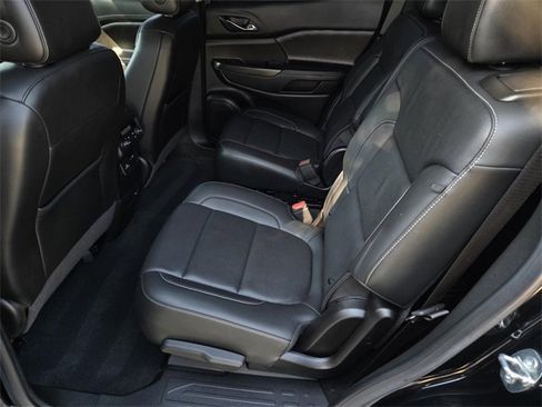 Used 2023 GMC Acadia SLT w/ Elevation Edition image 13