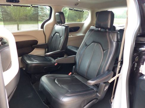 Used 2019 Chrysler Pacifica Touring-L FWD image 27