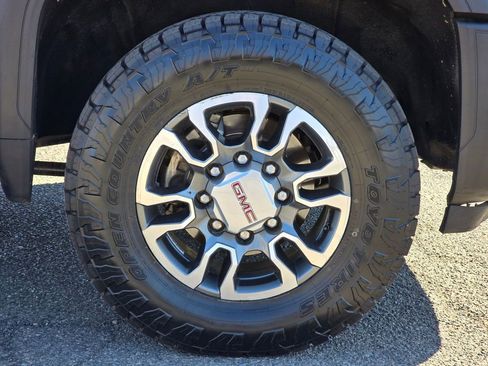 Used 2024 GMC Sierra 2500 SLE image 9