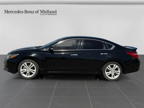 Used 2017 Nissan Altima 3.5 SL w/ 3.5SL Technology Package image 4