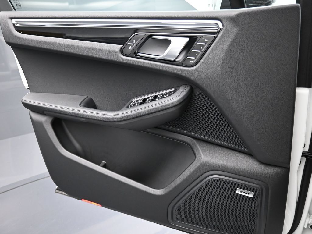Certified 2025 Porsche Macan AWD/4WD image 8