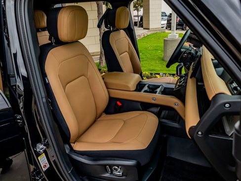 Used 2025 Land Rover Defender 130 V8 image 31