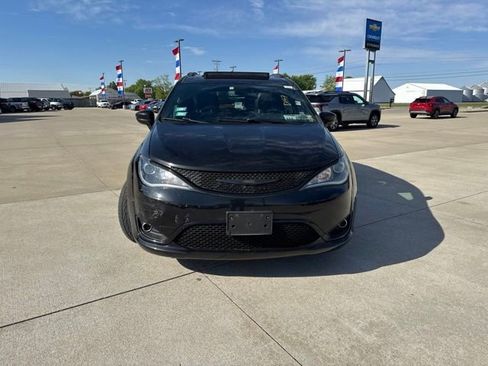 Used 2020 Chrysler Pacifica Touring-L Plus w/ S Appearance Package FWD image 17