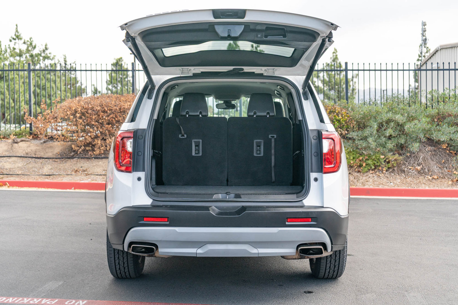 Used 2023 GMC Acadia SLT FWD image 22