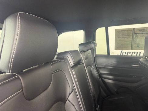 Used 2025 Jeep Grand Cherokee Altitude AWD/4WD image 30