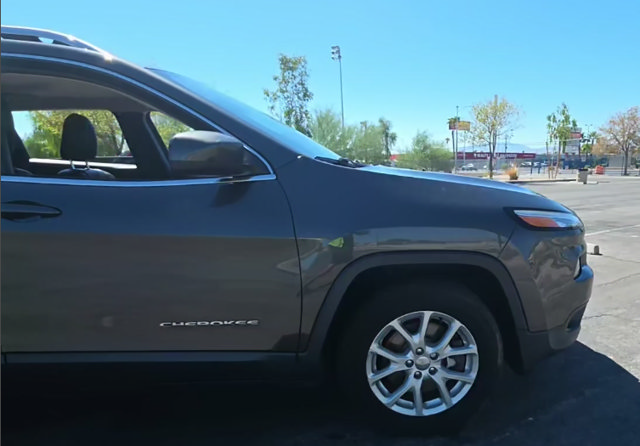 Used 2017 Jeep Cherokee Latitude w/ Cold Weather Group AWD/4WD image 4