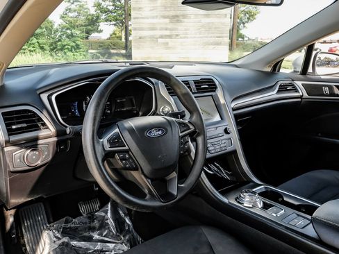 Used 2019 Ford Fusion SE FWD image 3