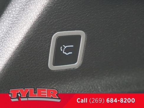 Used 2025 Chrysler Pacifica Limited FWD image 17