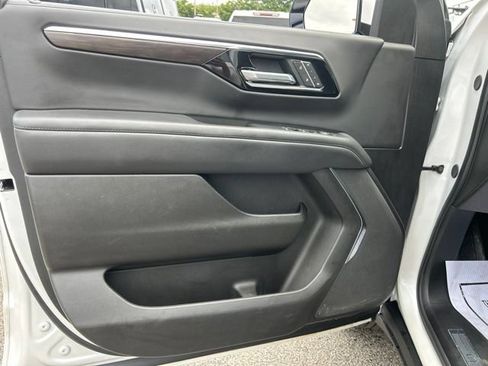Used 2025 Chevrolet Suburban Z71 AWD/4WD image 11