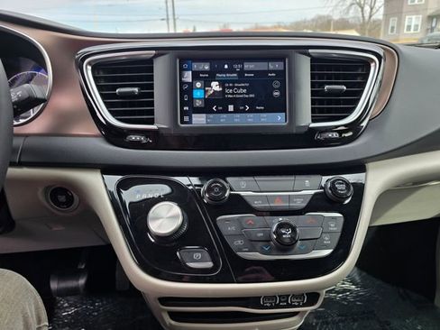 Used 2024 Chrysler Voyager LX image 32