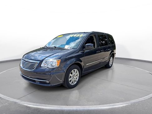 Used 2014 Chrysler Town & Country Touring FWD image 4