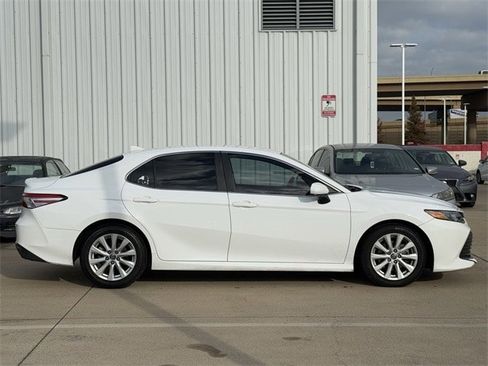 Used 2019 Toyota Camry LE image 3