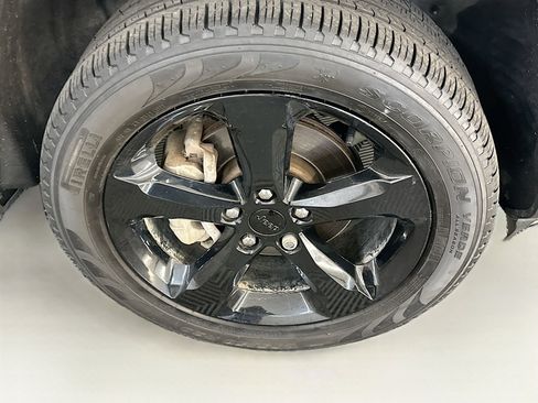 Used 2023 Jeep Grand Cherokee Limited w/ Black Appearance Package image 11