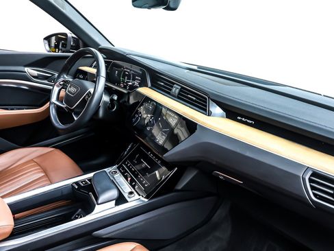 Used 2024 Audi Q8 e-tron Premium Plus image 17