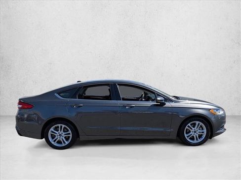 Used 2018 Ford Fusion SE w/ Fusion SE Technology Package image 4