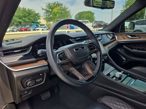 Used 2022 Jeep Grand Cherokee Summit w/ Advanced Protech Group IV AWD/4WD image 2