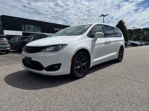 Used 2018 Chrysler Pacifica Touring Plus w/ S Appearance Package FWD image 2
