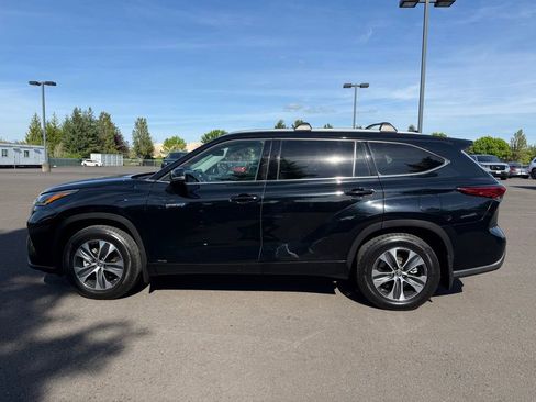 Used 2021 Toyota Highlander XLE AWD/4WD image 4