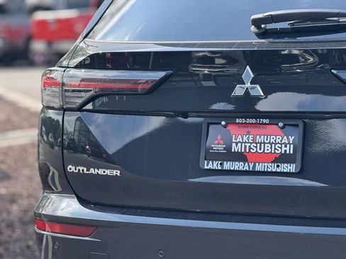 New 2025 Mitsubishi Outlander SE image 11