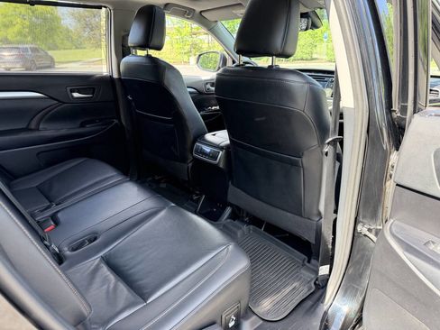 Used 2019 Toyota Highlander XLE AWD/4WD image 30