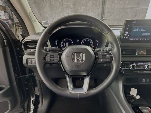 Used 2023 Honda Pilot Touring image 11