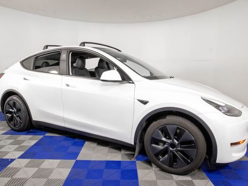 Used 2024 Tesla Model Y Long Range AWD/4WD image 3