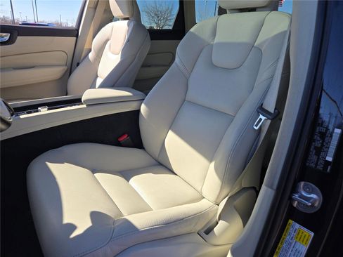 Used 2023 Volvo XC60 B5 Core image 29