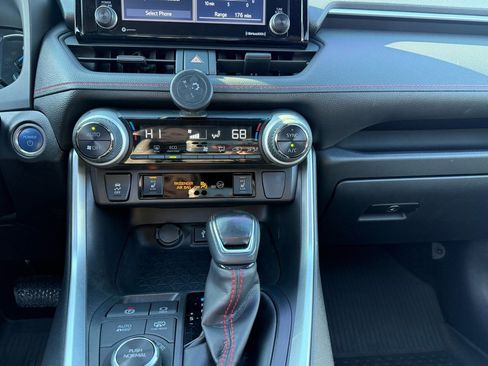 Used 2022 Toyota RAV4 SE w/ Weather & Moonroof Package image 25