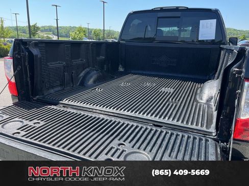 Used 2018 Nissan Titan SV AWD/4WD image 16