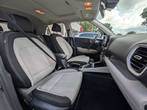 Used 2025 Hyundai Venue SEL FWD image 31