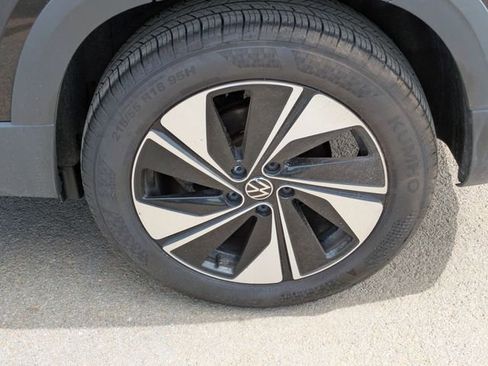 Used 2025 Volkswagen Taos SE AWD/4WD image 25
