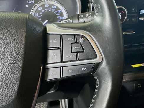 Used 2023 Toyota Highlander XSE FWD image 17
