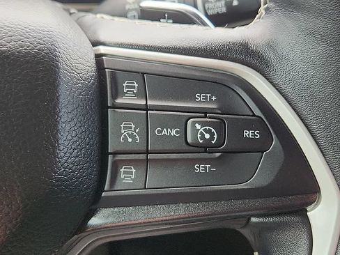 Used 2022 Jeep Grand Cherokee Altitude AWD/4WD image 17