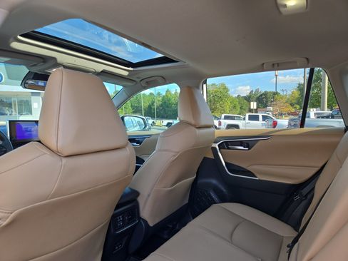 Used 2023 Toyota RAV4 XLE Premium image 15