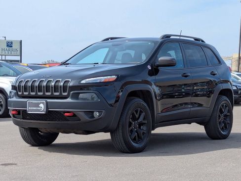 Used 2016 Jeep Cherokee Trailhawk w/ Cold Weather Group AWD/4WD image 5