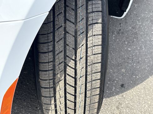 Certified 2024 Chrysler Pacifica Touring-L image 13