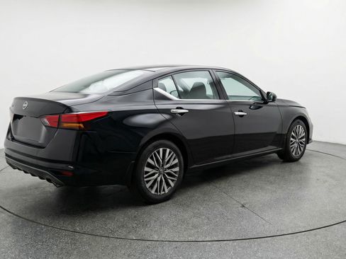 Used 2025 Nissan Altima 2.5 SV image 9